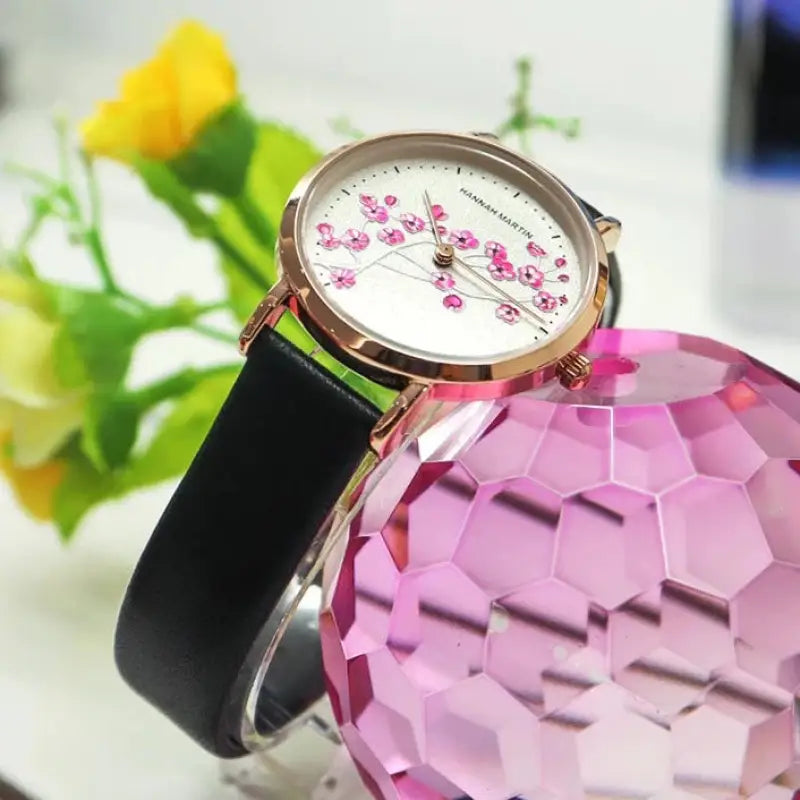 Hannah Martin Damenuhr mit schwarzem Schweizer Lederarmband